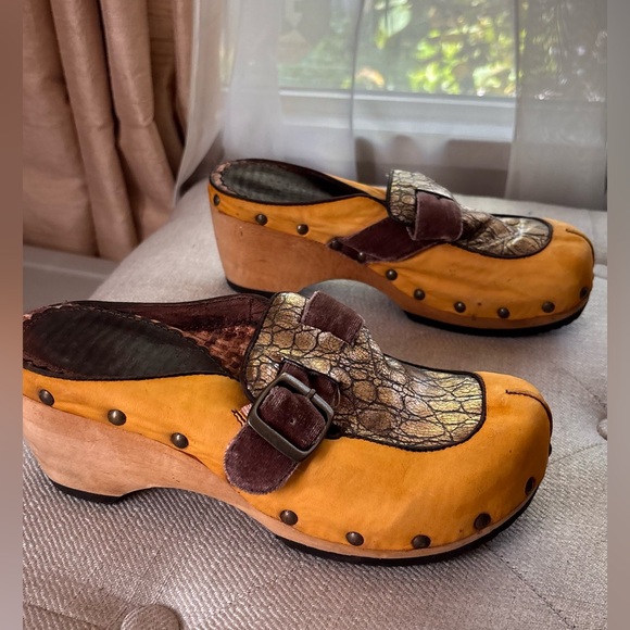 Kenzie Gold Leather Buckle Clog Mules with Metallic AccentSize 6.5 - Picture 8 of 10